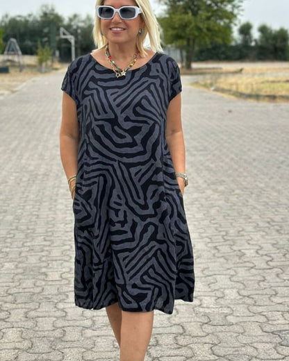 Nelly – Chic - Round Neck Dress with Artistic Print